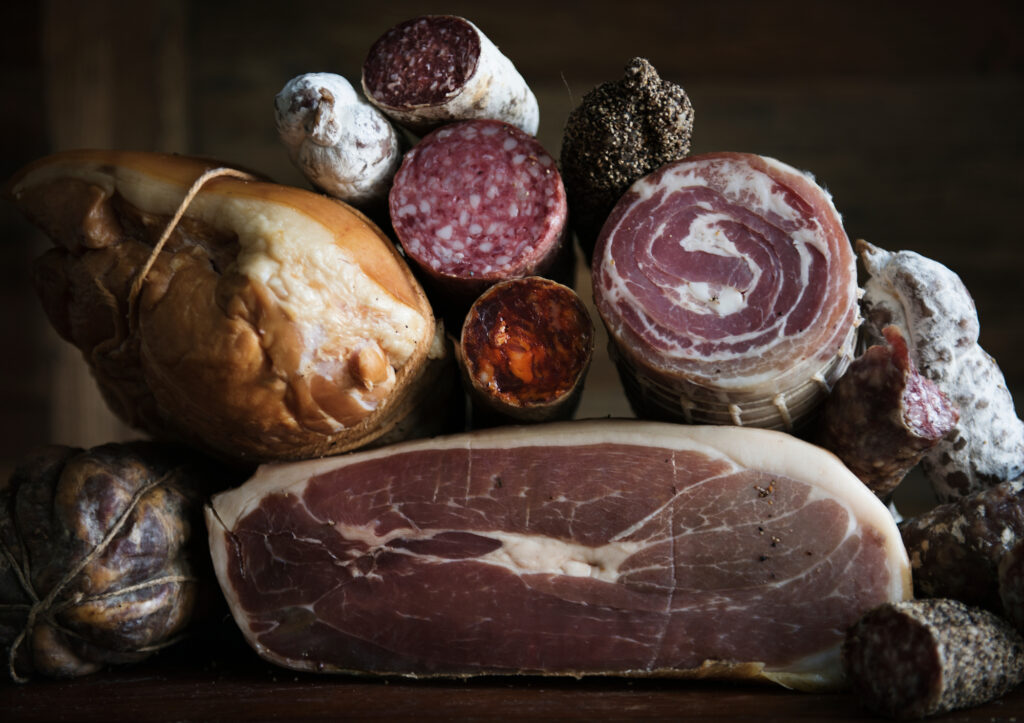 Nos jambons de pays, boucherie charcuterie à Sers